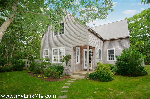 Comfortable Vineyard Living!
