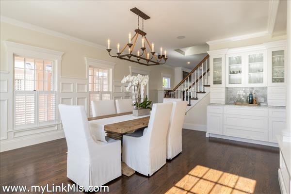 Dining room with built-ins