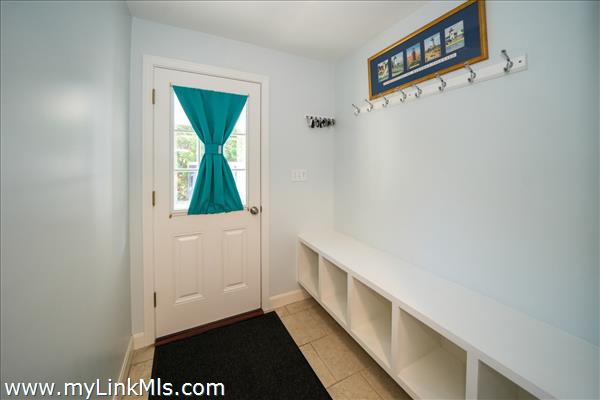 MUDROOM TO SIDE ENTRY