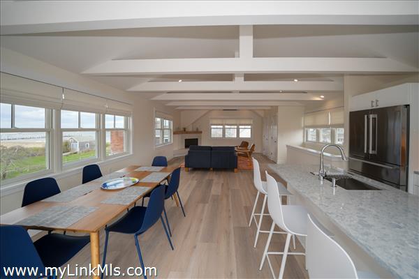 Dramatic Open High Ceiling Open Concept ! Ideal for entertaining!