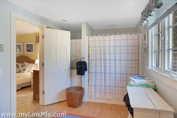 Guest House full bath with laundry