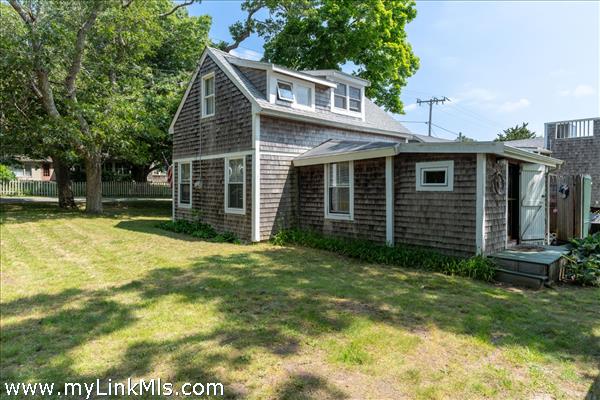 Summer cottage located .3 mile to Inkwell Beach