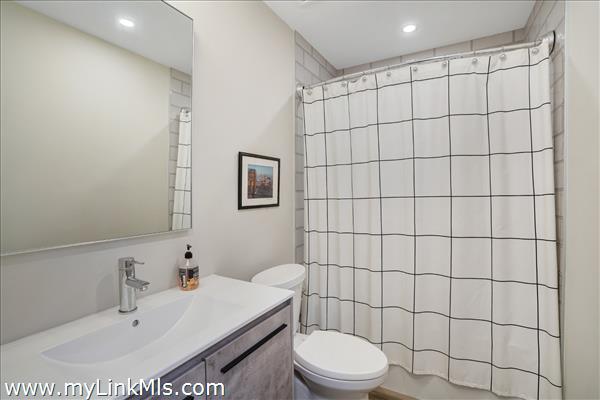 Guest room en suite bath.