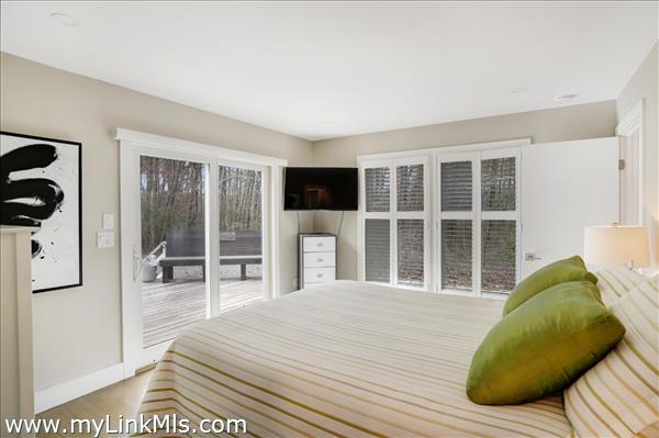 First-floor flex room with en suite bath.
