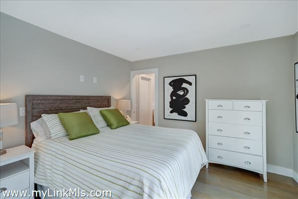 First-floor flex room with en suite bath.