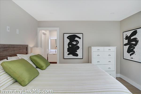 First-floor flex room with en suite bath.