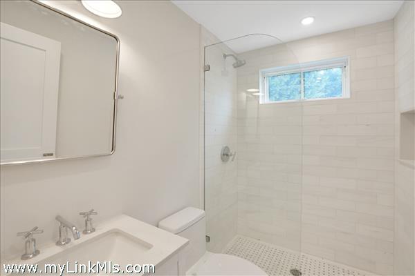 Guest House full bathroom