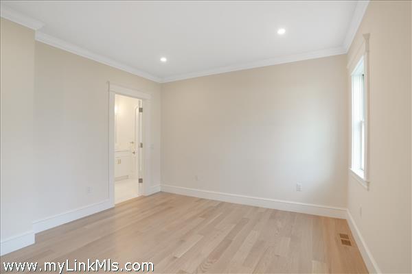 1st floor en-suite bedroom with walk in closet