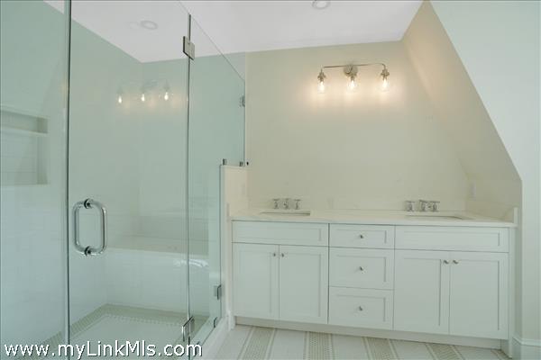 Additional 2nd floor guest en-suite bathroom
