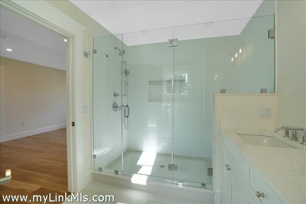 Additional 2nd floor guest en-suite bathroom