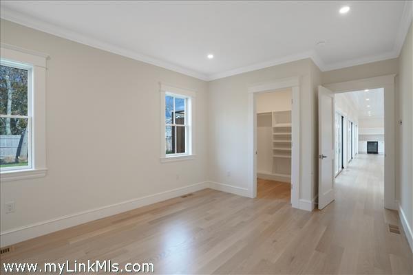 1st floor en-suite bedroom with walk in closet