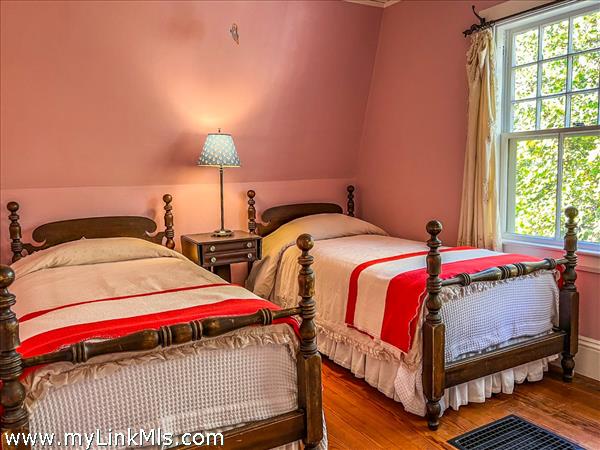 Fifth bedroom