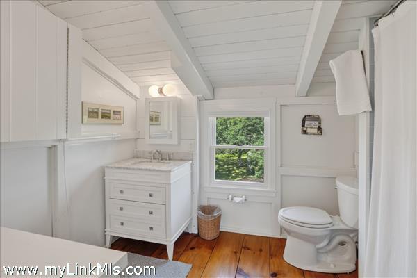 Primary en suite bath.