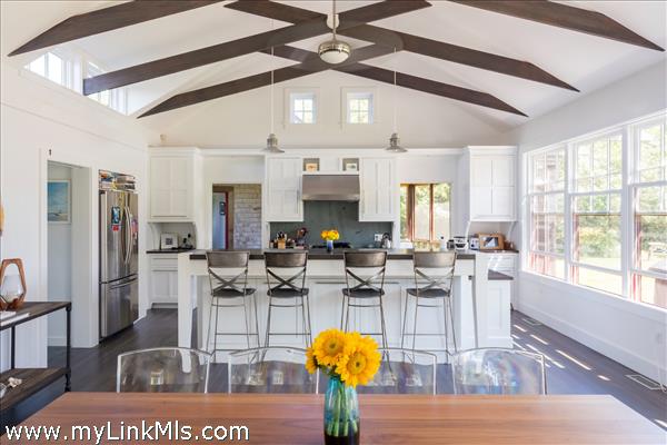 Dining area towards the kitchen