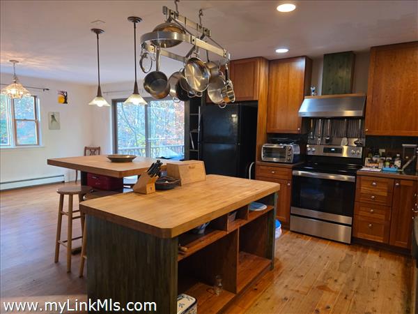 Spacious well equipped kitchen