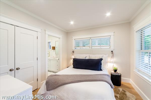 1st floor guest bedroom en-suite