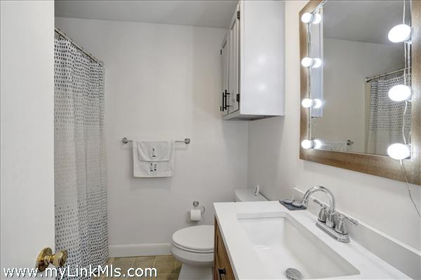 Apartment Full Bathroom