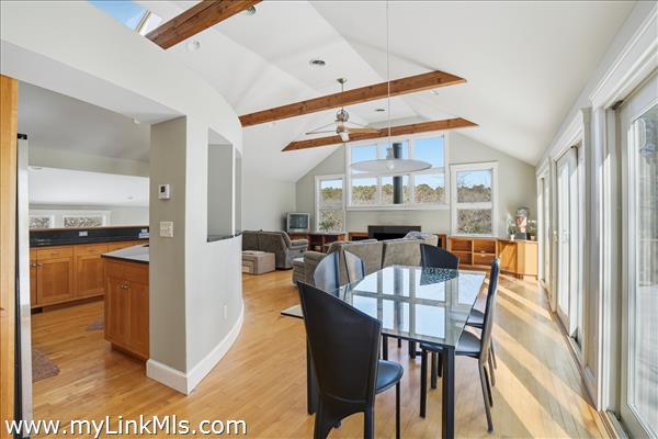 Bright airy treetop feel for quiet and relaxing connection or  large gatherings