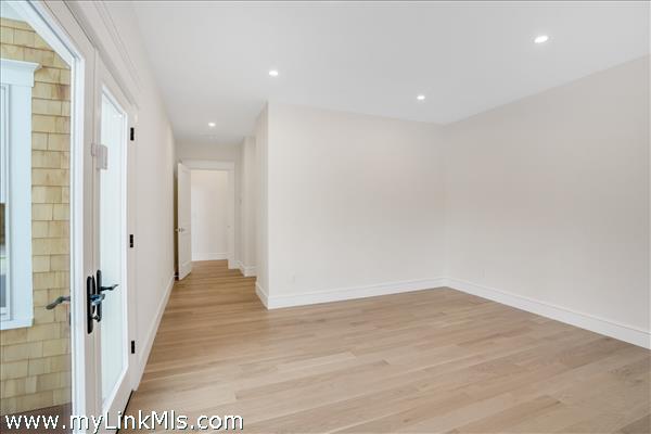 1st floor primary bedroom en-suite