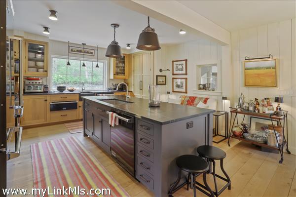 A beautiful contemporary kitchen