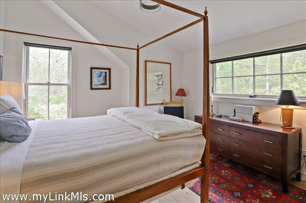 Guest bedroom with adjacent family bathroom
