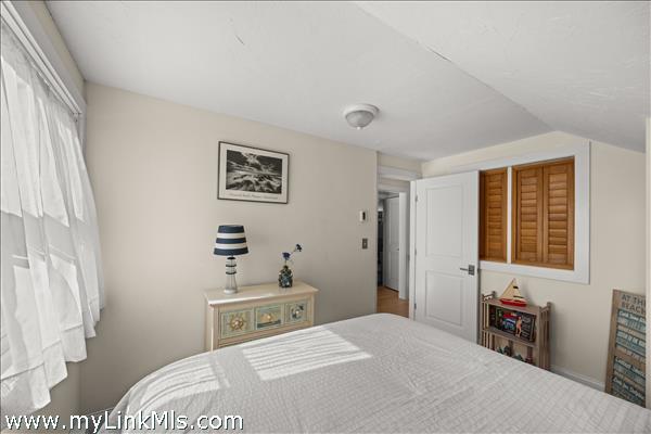 Another bright and cheery room