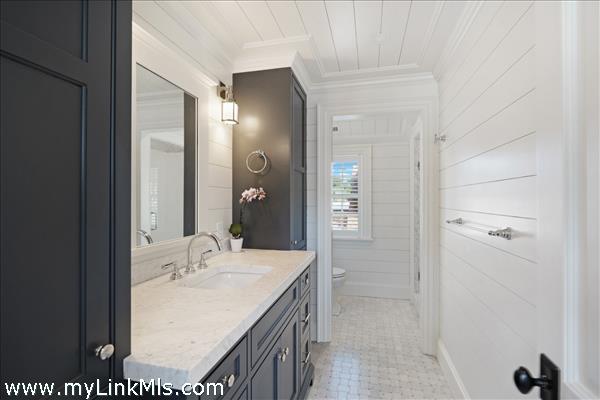 Primary bedroom bathroom