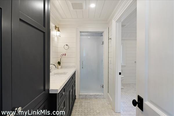 Primary bedroom bathroom