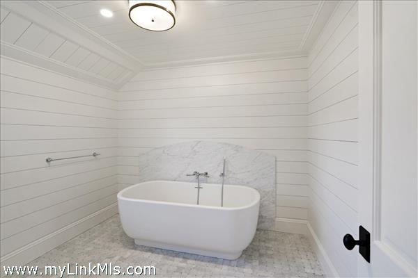 Primary bedroom bathroom