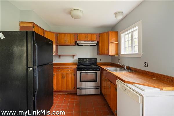 Full kitchen