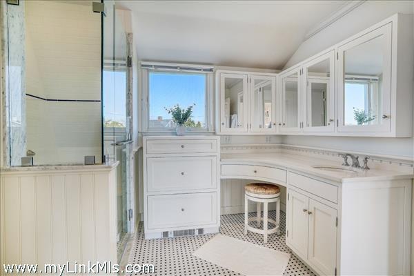 Full bathroom on 2nd level