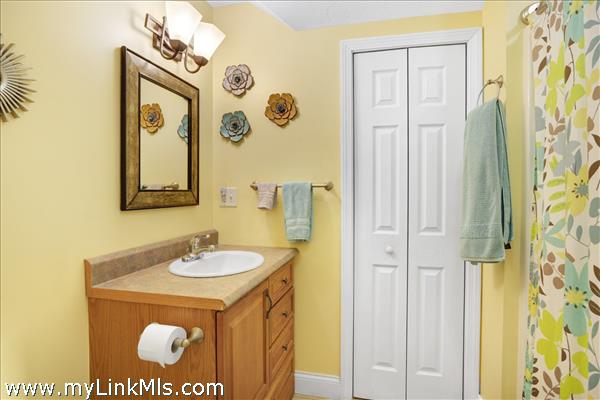 Apartment Full Bathroom