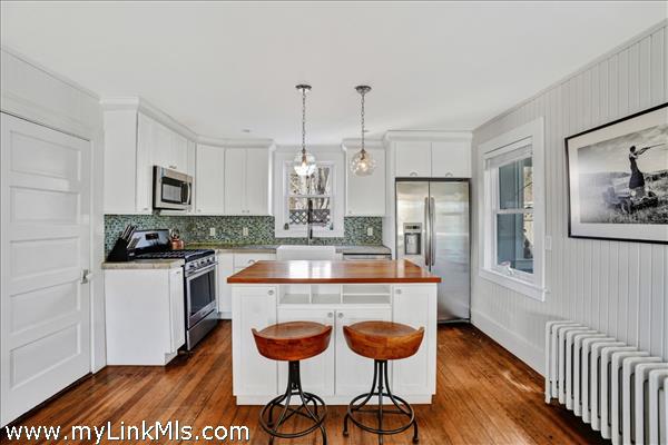 Kitchen with Island seating