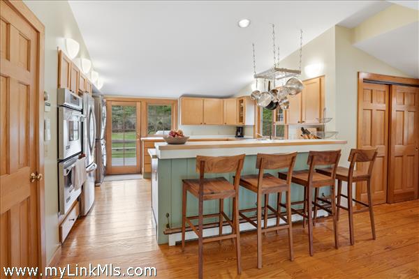 Kitchen with breakfast bar