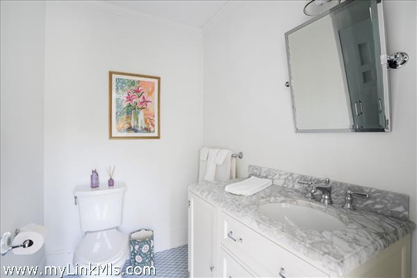 Guest bedroom 1 bathroom