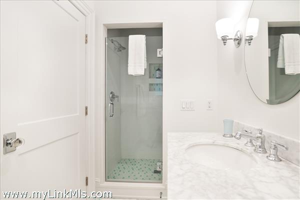 Guest bedroom 2 bathroom
