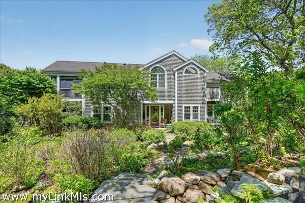 Tranquil Zen gardens creating a peaceful and private entryway experience