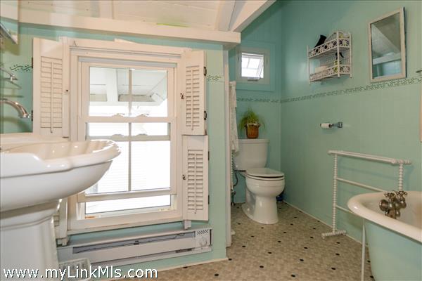 Second floor full bathroom
