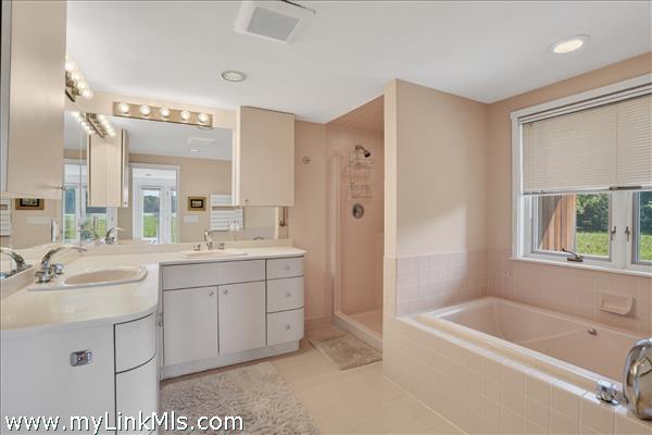 Primary bedroom has an en-suite bathroom