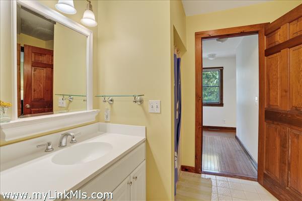 Main House, bathroom