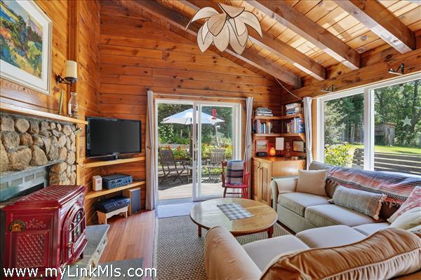 Guest House, living room