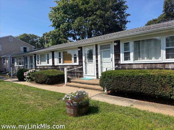 Charming ground level studio in a peaceful setting just steps across the lawn to the pool