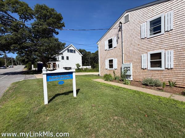 Minutes to downtown Vineyard Havenm the ferry, harbor beaches, restaurants and shops!