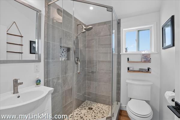 #29 Full Bathroom