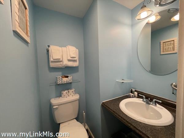 1/2 bath off of main bedroom