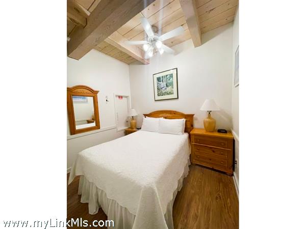 good space in main bedroom w/ ceiling fan
