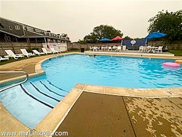 easy access to pool for children and adults