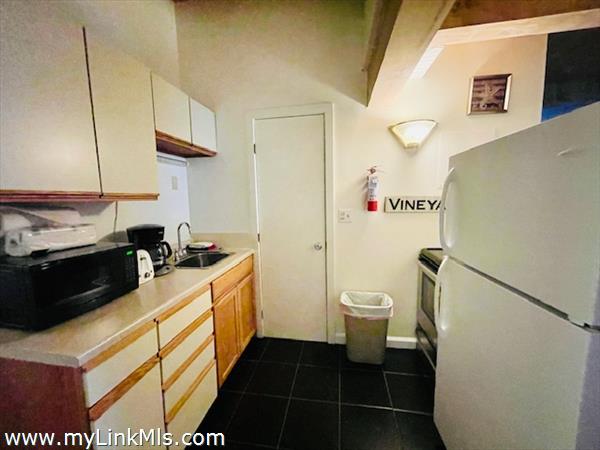 kitchen w/ full oven/range