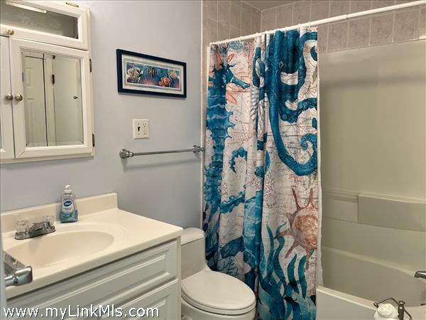 The two guest bedrooms share a full bathroom