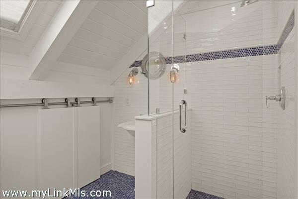 Shared bathroom - 2nd floor